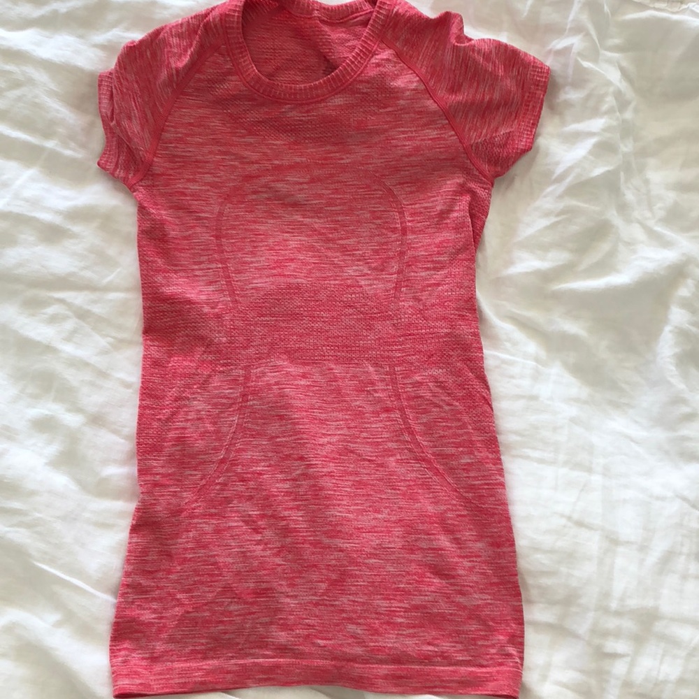 Lululemon pink top. No tag, probably size 0 or 2